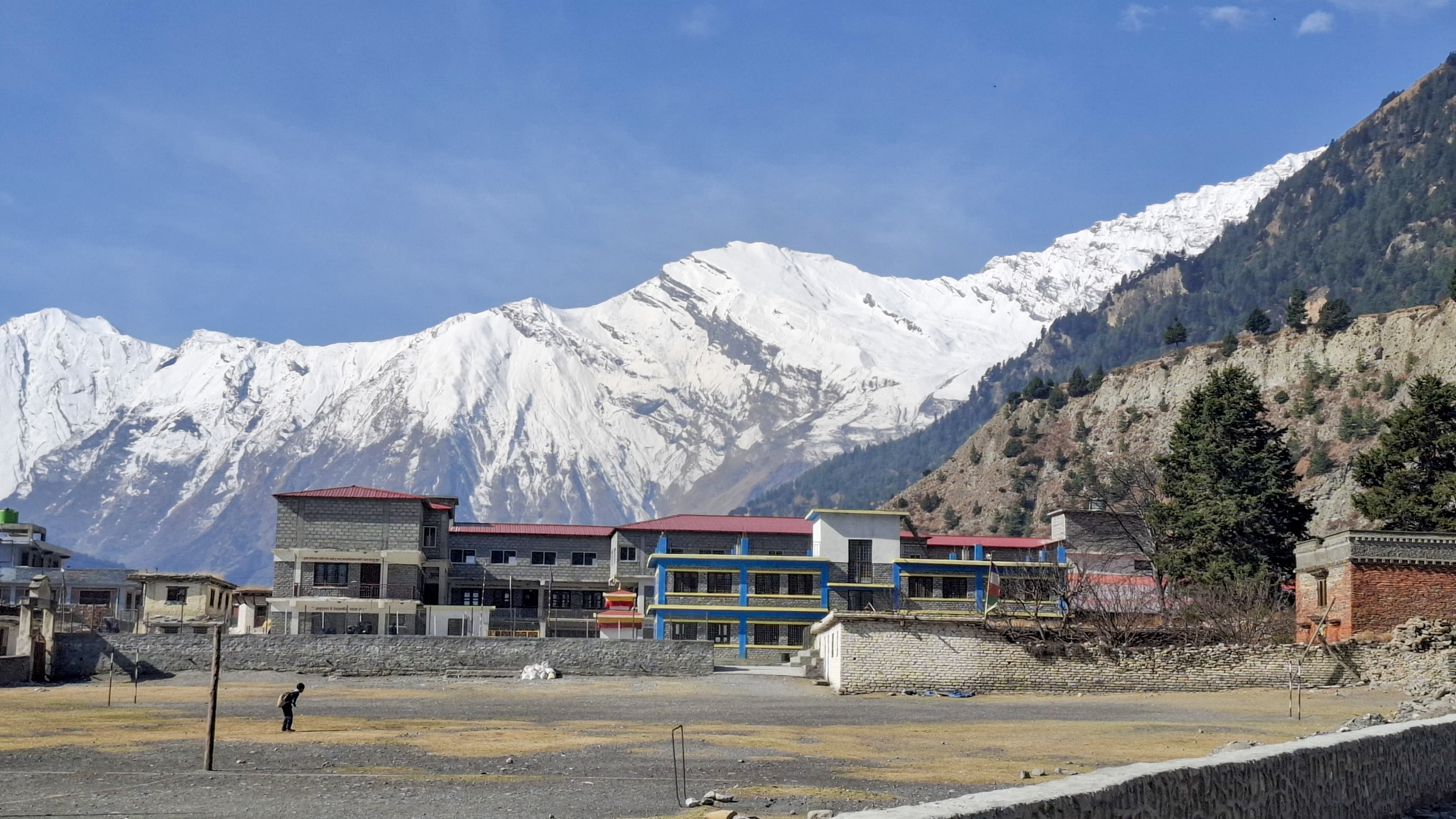 मनै लोभ्याउँने धौलागिरी र नीलगिरी हिमालको दृश्य (फोटोफिचर)