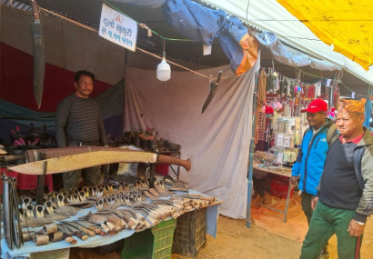 तीस किलोको एउटै खुकुरी, खुकुरी हेर्नेको भीड