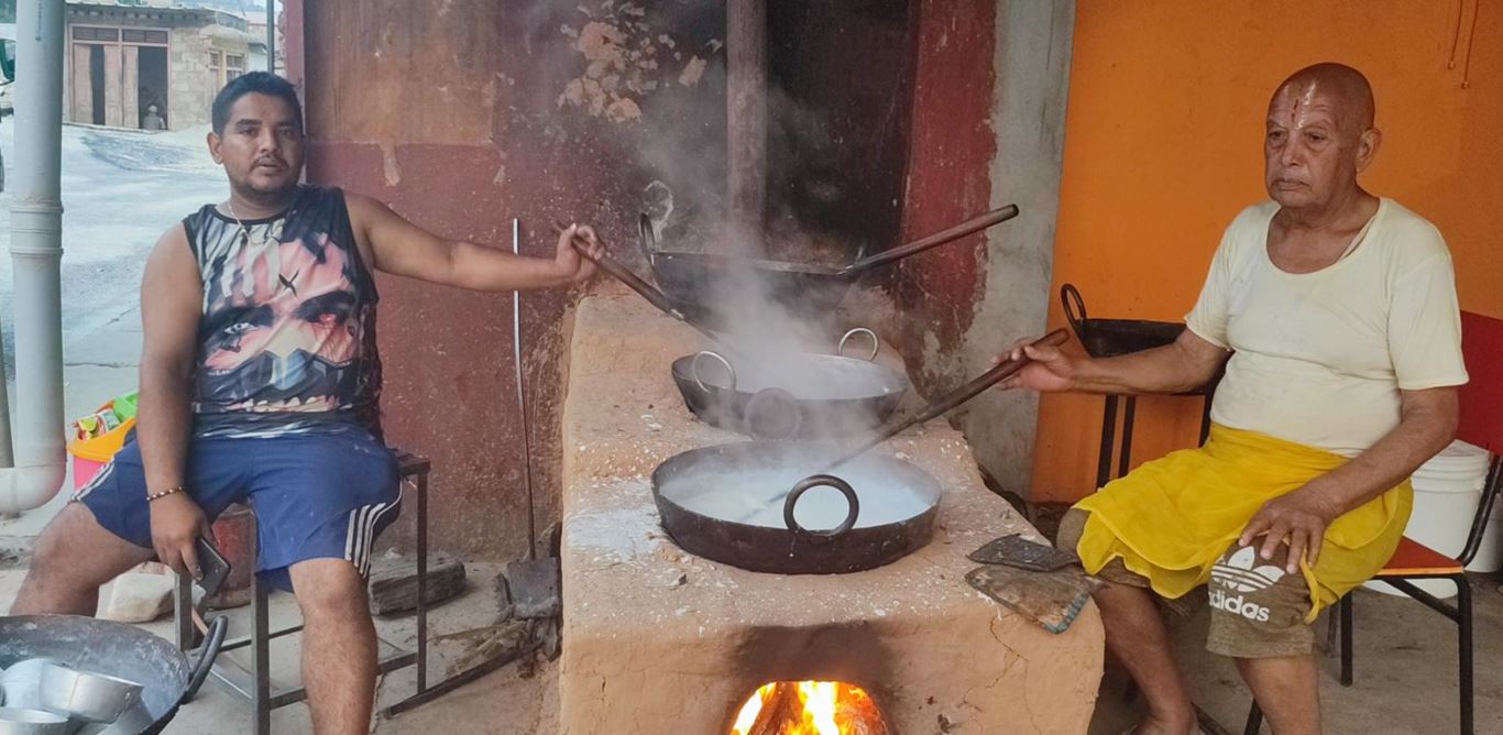 खुवा व्यवसायबाट मासिक एक लाख रुपैंयाँ आम्दानी