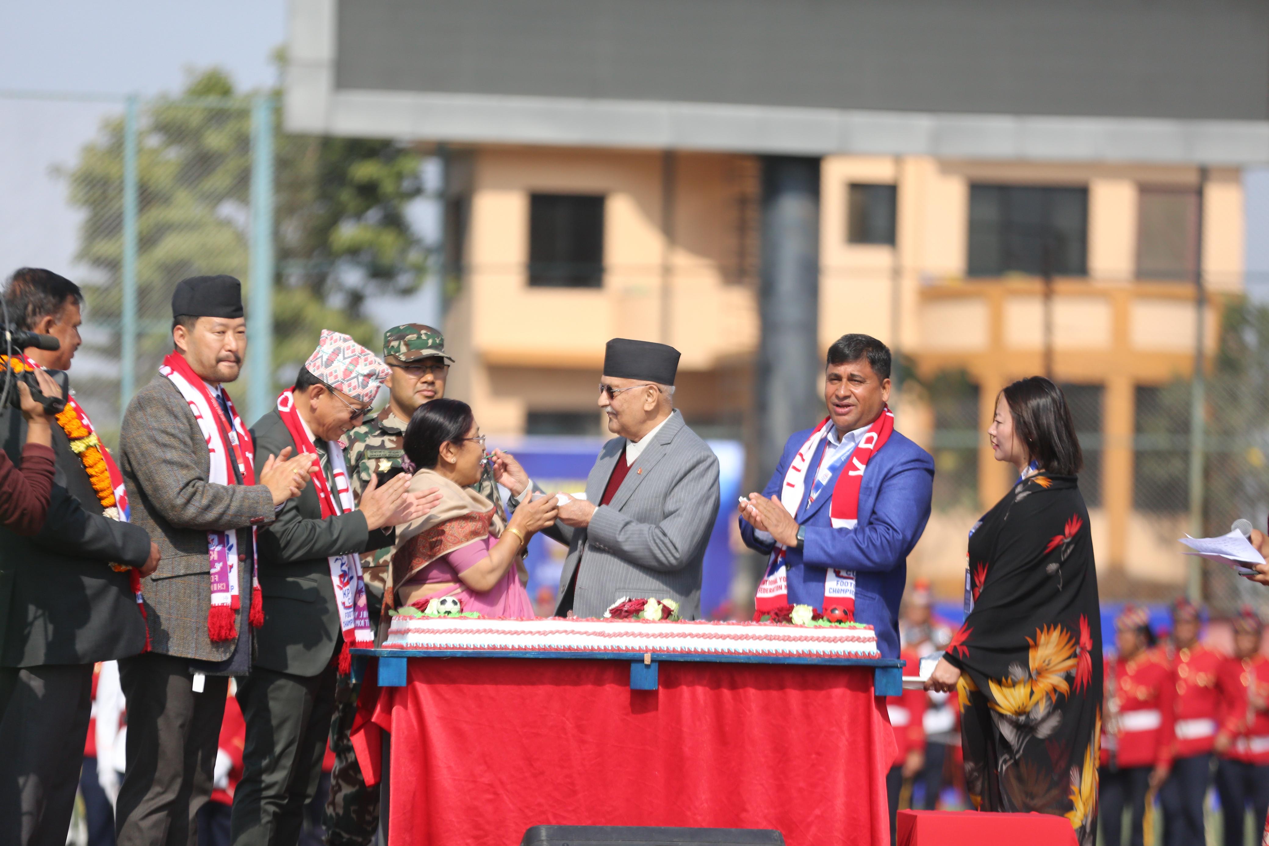 पचास पाउन्डको केक काटेर केपी ओली कपको उद्घाटन