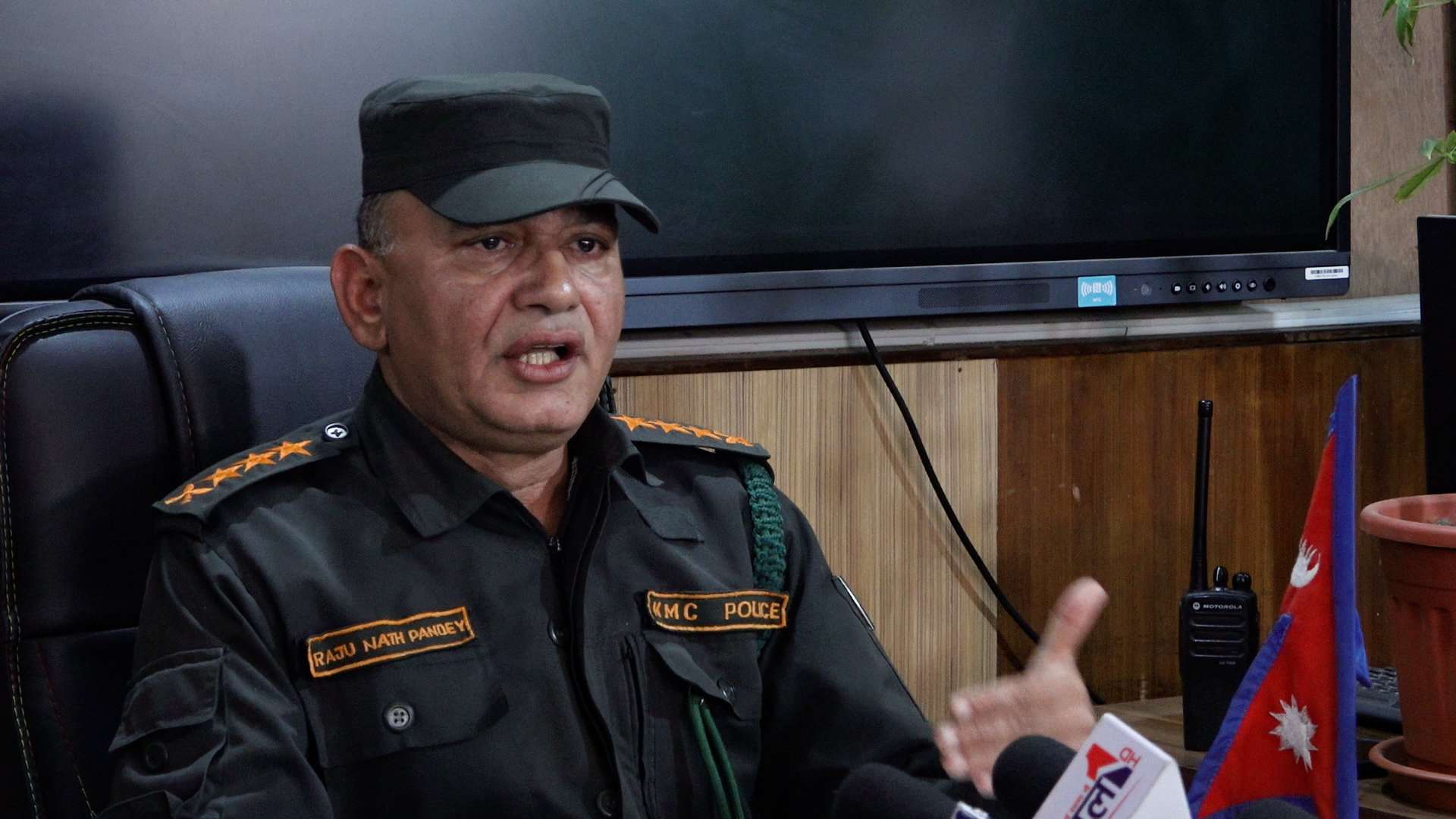बालेनले डोजर लगाएर  काठमाडौ महानगरपालिकाको कवाडी व्यवसाय हटाउँने