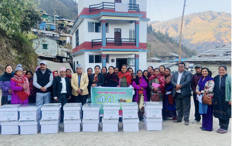 महिलालाई आयआर्जनसँग जोड्न तालिमपछि मौरीघार उपहार