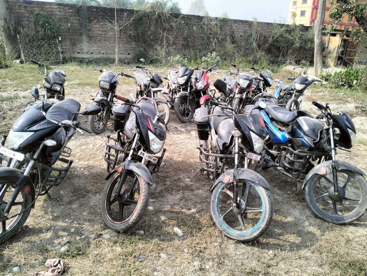 कागजपत्र नभएका १२ वटा मोटरसाइकल भन्सारमा बुझाइयो