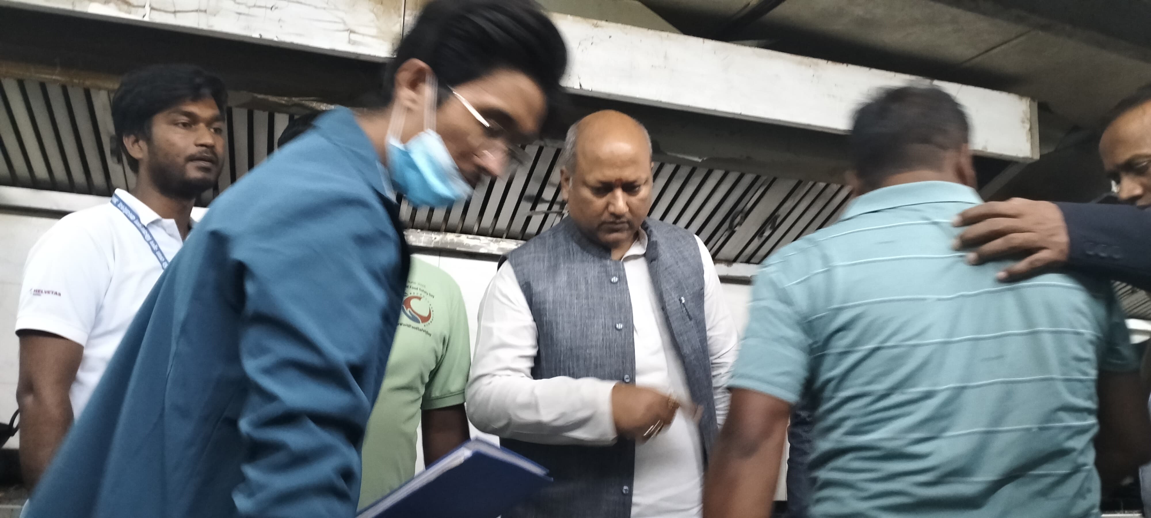 स्वस्थ खाना नबेचेको गुनासो बढेपछि होटलहरुको अनुगमनमा निस्किए मुख्यमन्त्री सिंह