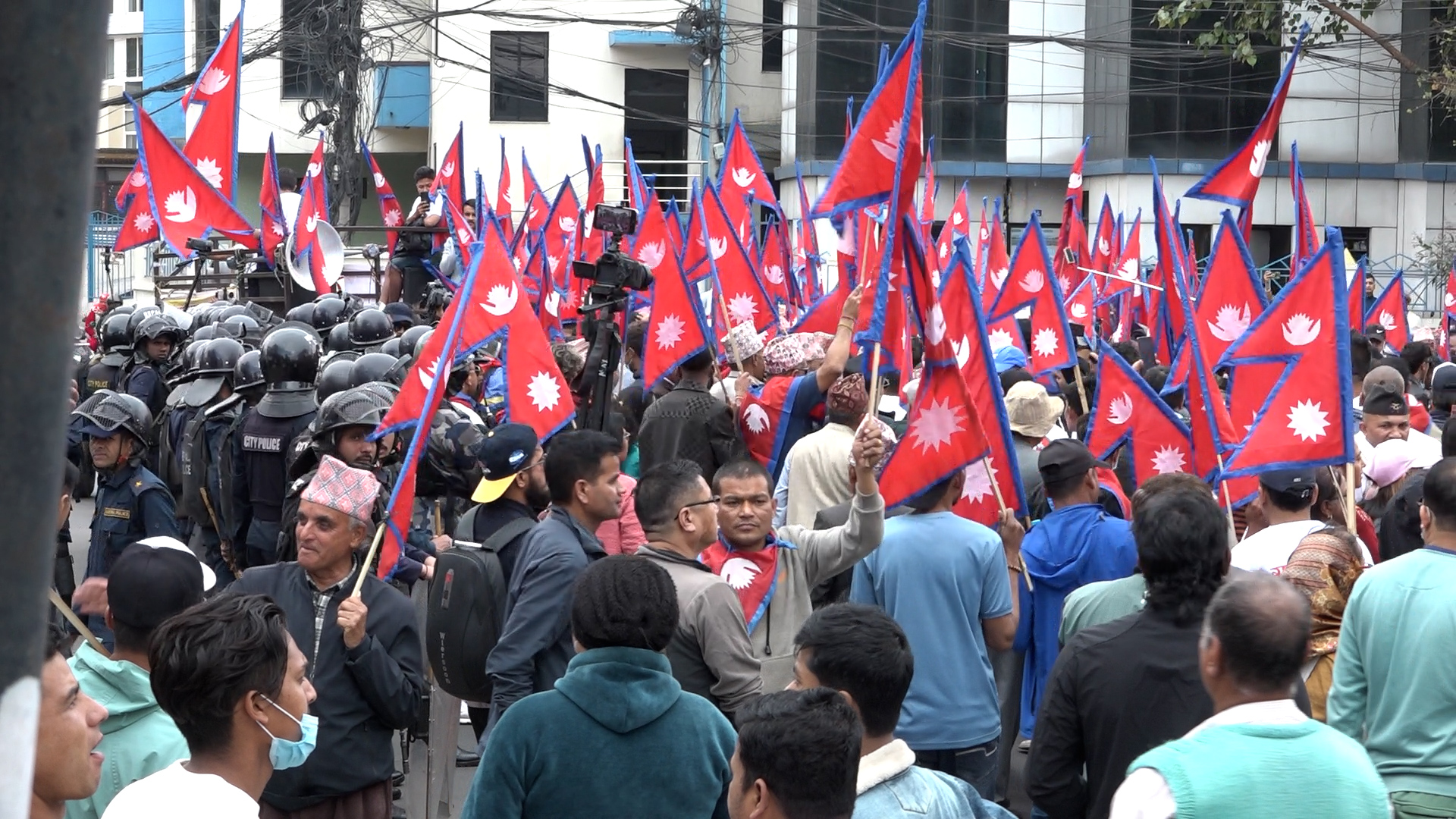 ज्ञानेन्द्र शाहलाई राजा घोषणा गर्न नारायणहिटी अगाडि प्रदर्शन, राजतन्त्रका पक्षमा नाराबाजी