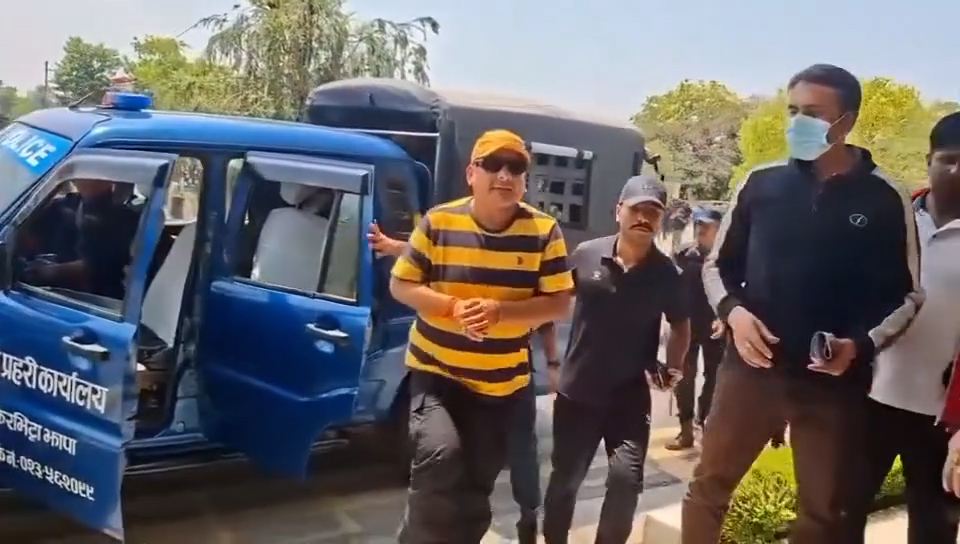 हतकडी लगाएर दुर्गा प्रसाईंलाई ल्याइयो काठमाडौं
