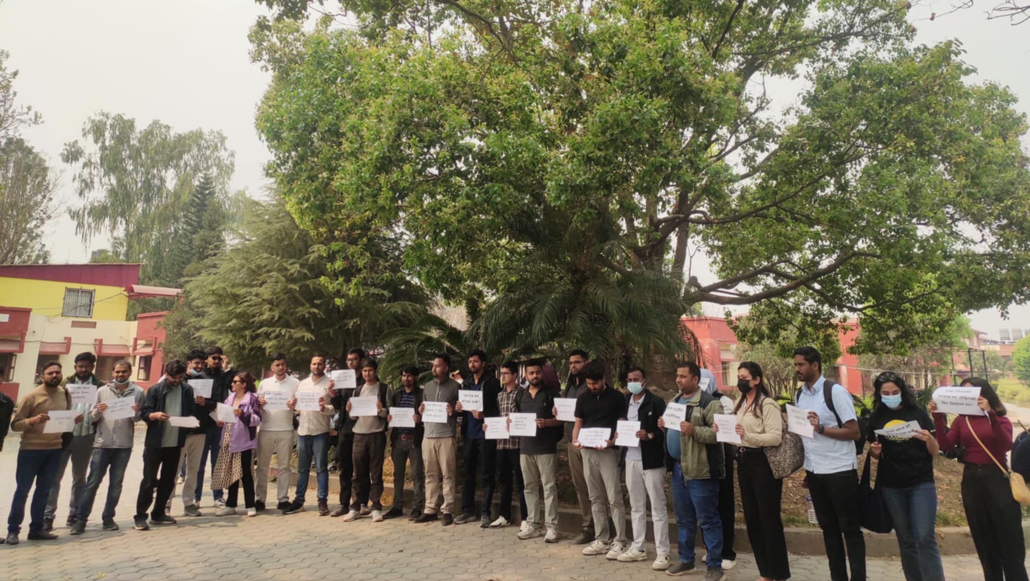विद्यार्थीहरुले घेरे चिकित्सा शिक्षा आयोग, सिट घटाउने निर्णयप्रति आक्रोश