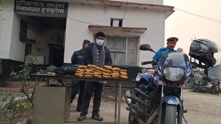 लागू औषध चरेस सहित एक पक्राउ