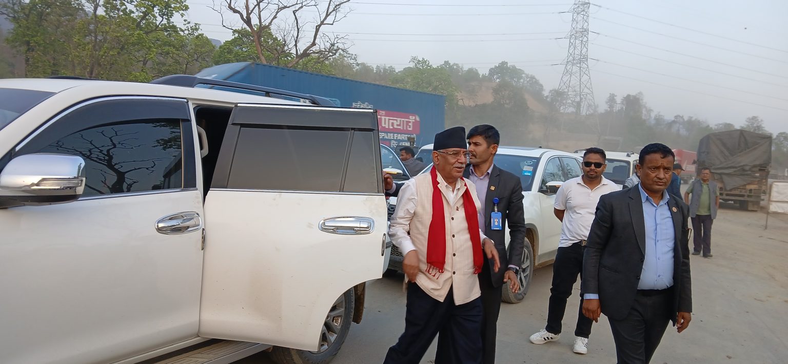 दाउन्नेको अवस्था हेर्न पनि सडकबाटै आएँ : प्रचण्ड