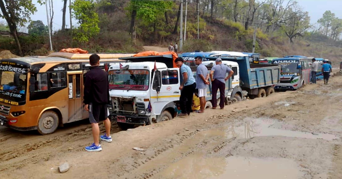 दाउन्ने सडकको दुर्दशा : यात्रुको विचल्ली, ११ घण्टा...