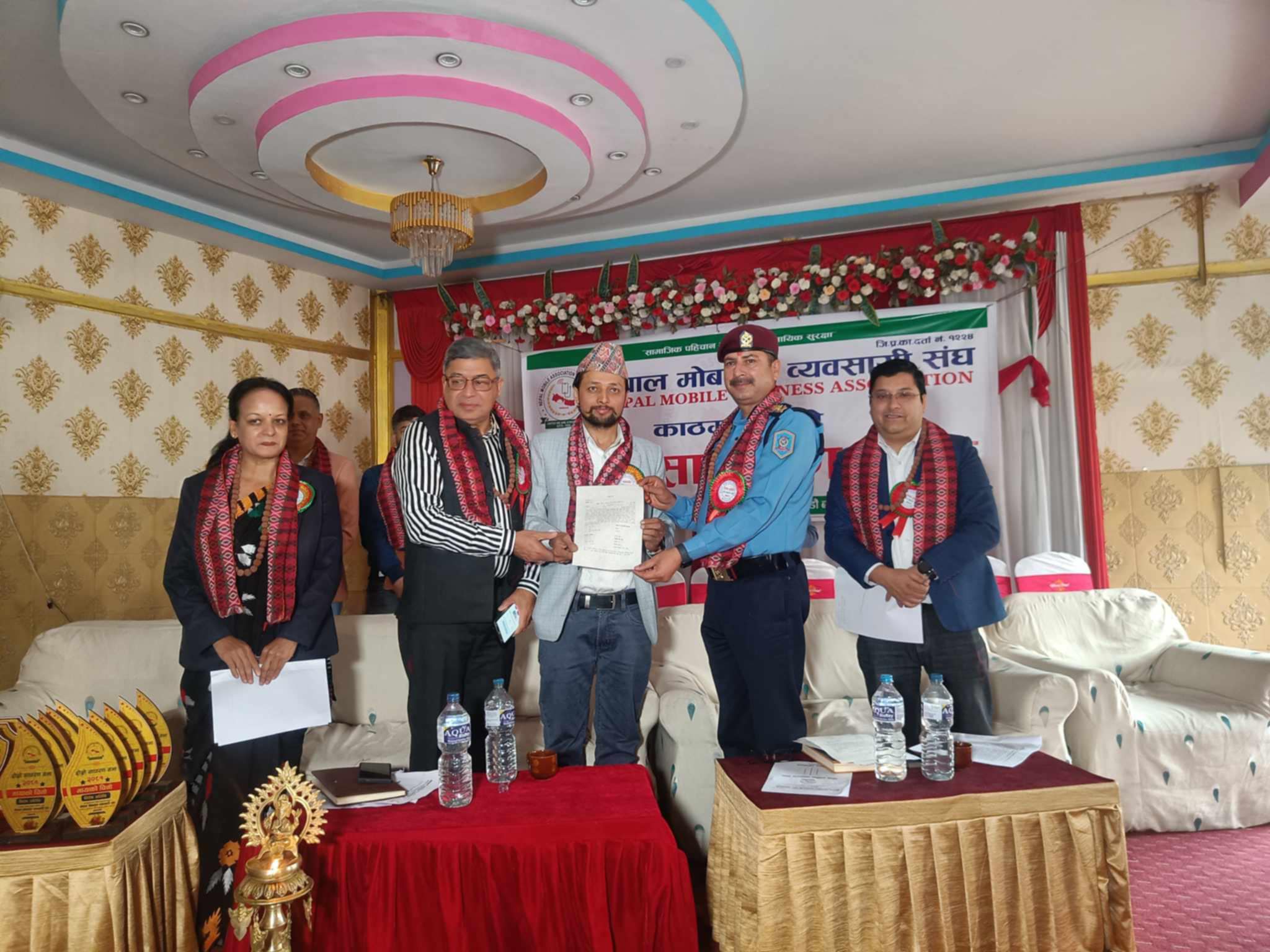 मोबाइलबाट हुने अपराध रोक्न ब्यवसायी र प्रहरीबीच सम...