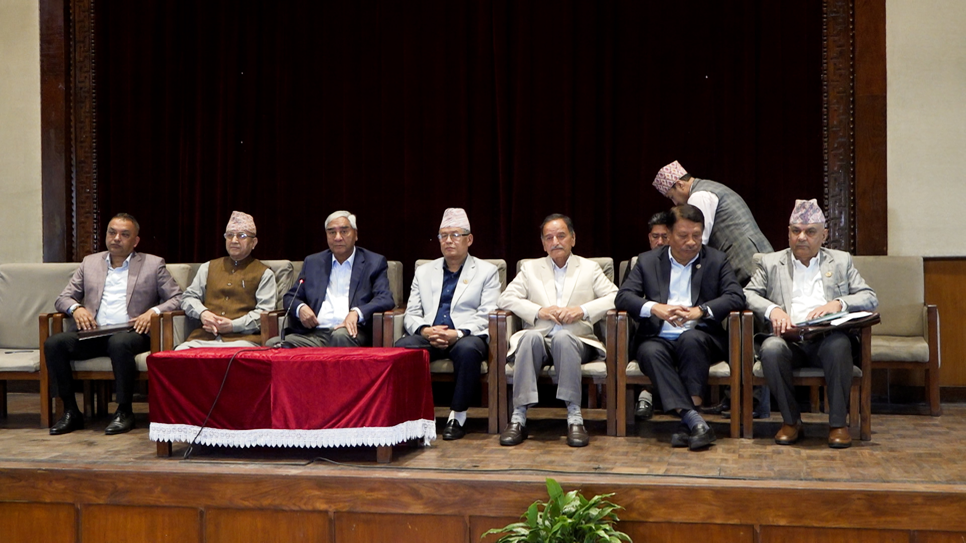 राप्रपा,  शिक्षक र लघुवित्त पिडितको छुट्टा- छुट्टै प्रदर्शन, यी ठाउँमा सवारी आवागमन हुनसक्छ कठिन