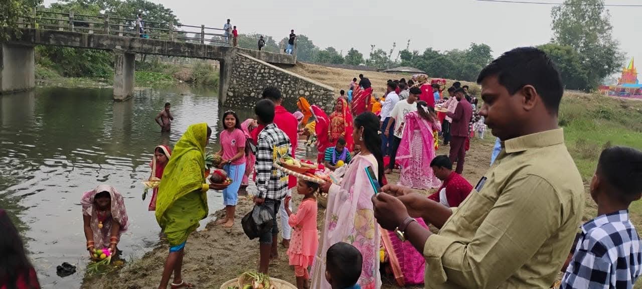 छठ पुजाः अस्ताउदै गरेको सुर्यलाई अर्घ दिन ब्रतालुहरु पुगे जलाशयमा