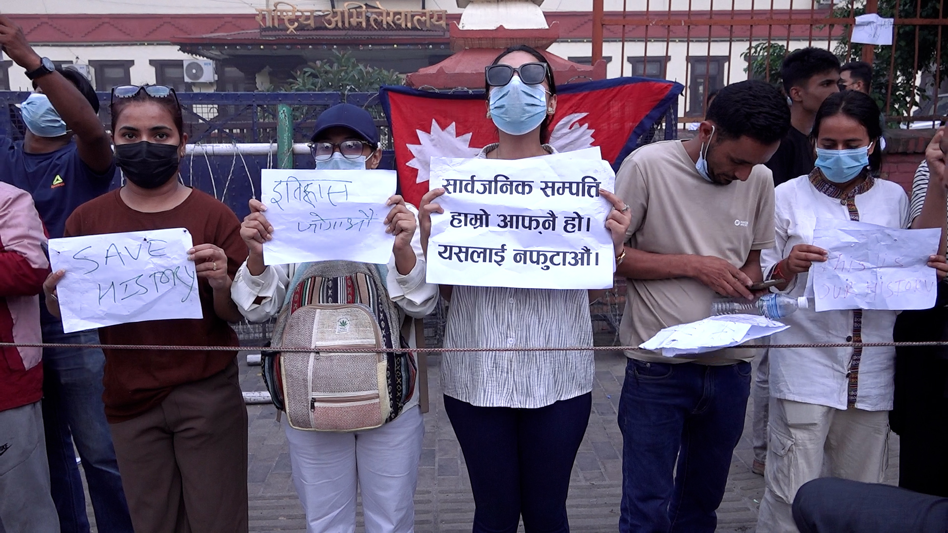 आन्दोलनको स्वरुप फेरियो, प्रदर्शनकारीले भन्न थाले, ‘सार्वजनिक सम्पत्ति हाम्रो आफ्नै हो, यसलाई नफुटाऔं’